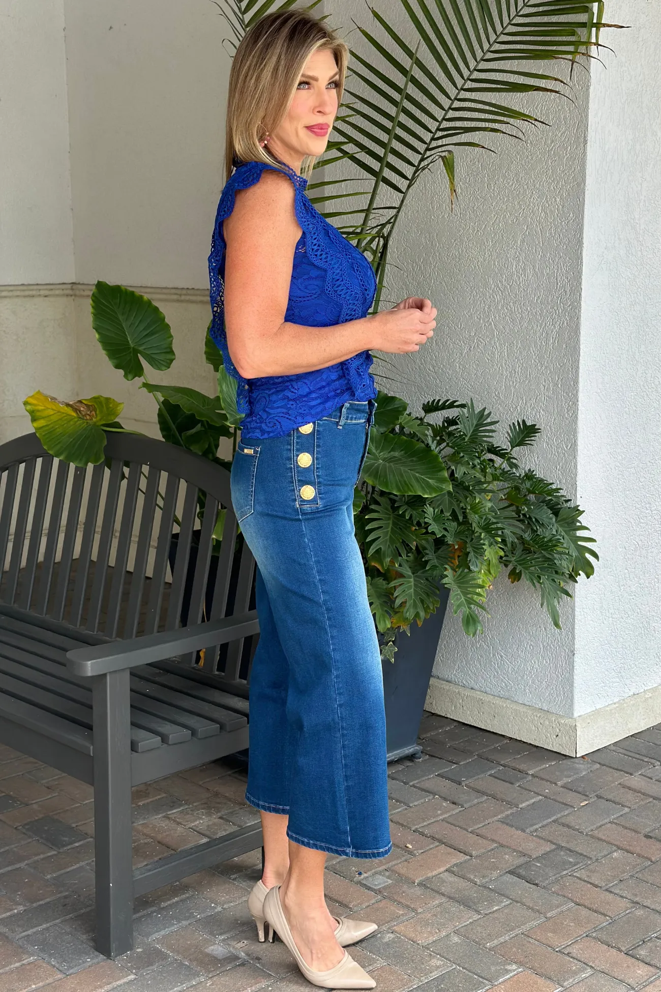 Frank Lyman Robertson Cropped High-Waisted Jeans