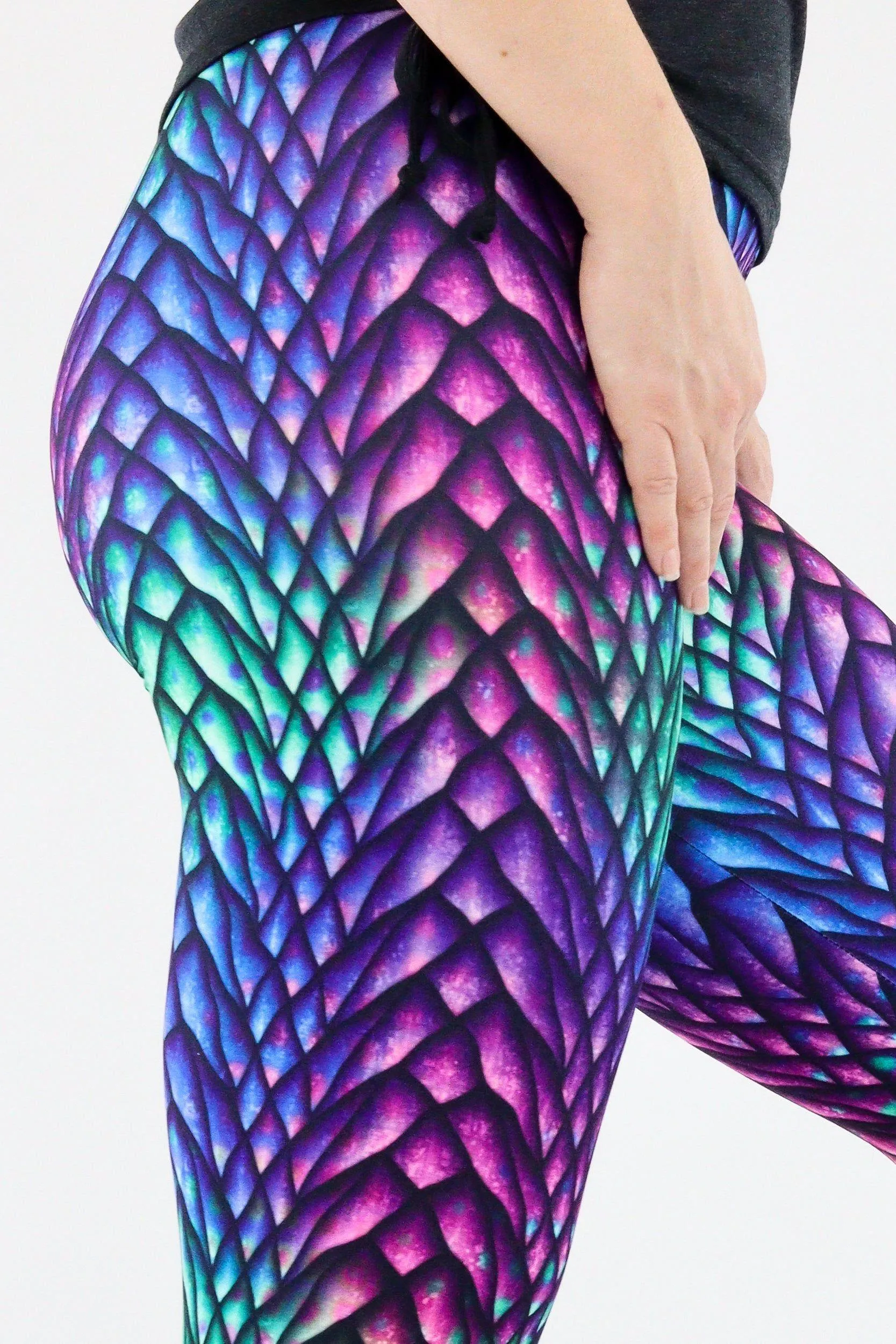 Radiant Dragon - Casual Capri Leggings