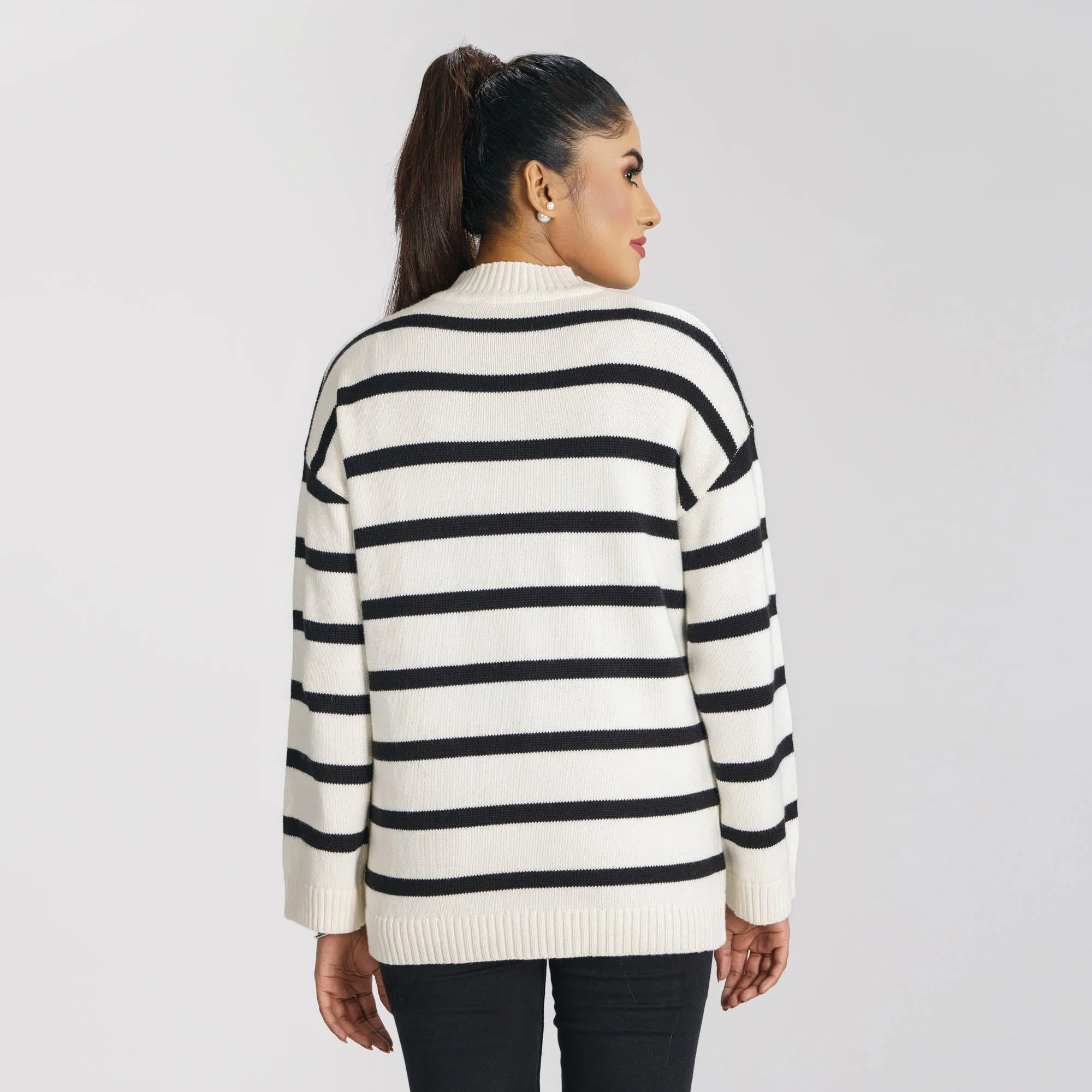 Women’S Black & White Pullover